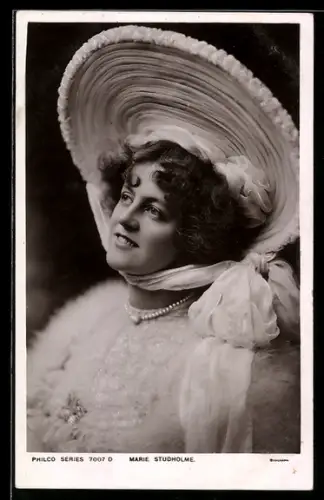 AK Marie Studholme mit grossem Hut, Portrait