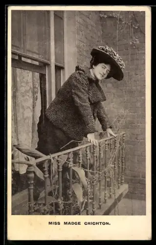 AK Madge Crichton auf einem Balkon, Portrait