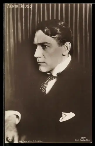 AK Alwin Neuss mit Einstecktuch, Portrait