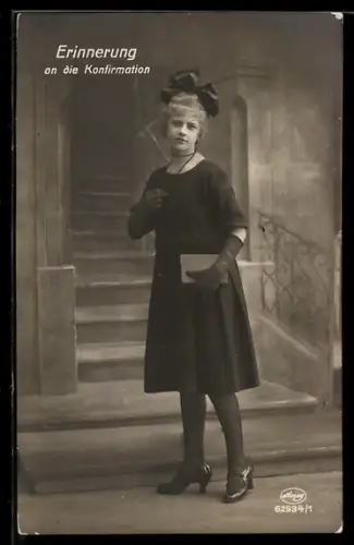 Foto-AK Amag Nr. 62934/1: Junge Frau im Kleid mit Buch, Konfirmation