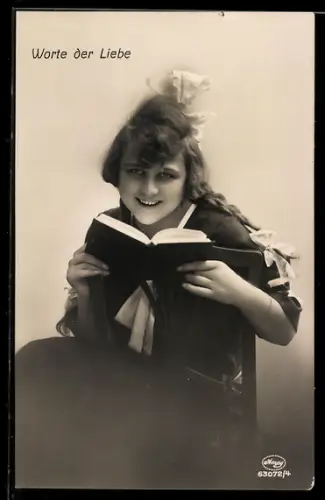 Foto-AK Amag Nr. 63072/4: Junge Frau mit einem Buch