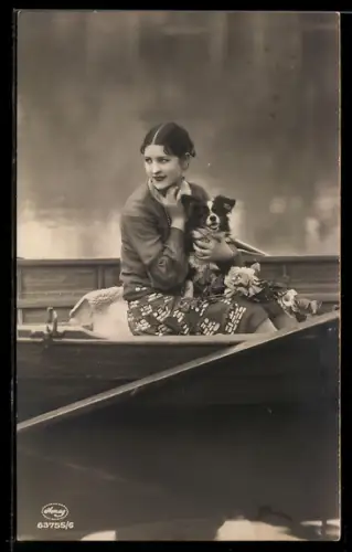 Foto-AK Amag Nr. 63755/6: Fräulein mit Hund im Boot