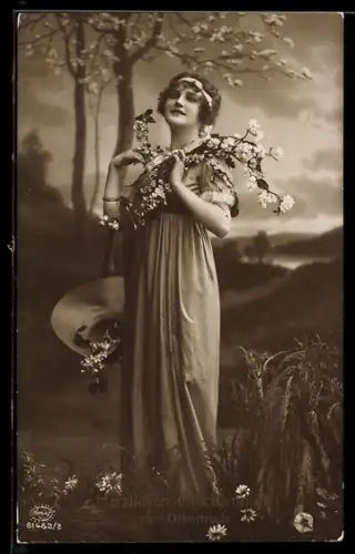 Foto-AK Amag Nr. 61462/2: Junge Frau im Kleid mit Zweigen