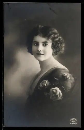 Foto-AK Amag Nr. 61850/1: Fräulein im Kleid mit Ansteckblumen