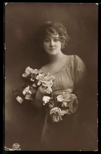 Foto-AK Amag Nr. 61370/5: Junge Frau im Kleid mit Rosen