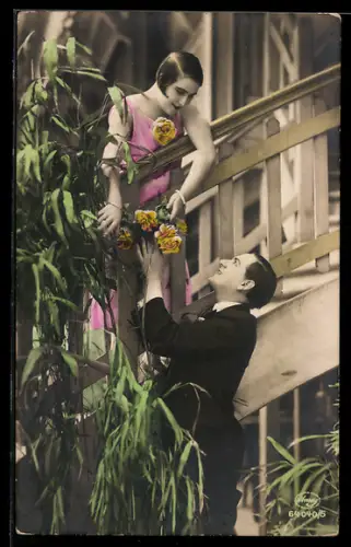 Foto-AK Amag Nr. 64040/5: Liebespaar an einer Treppe
