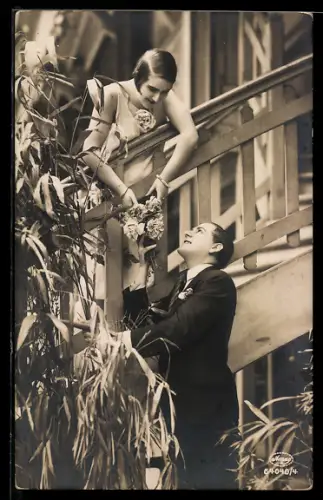 Foto-AK Amag Nr. 64040/4: Liebespaar an einer Treppe