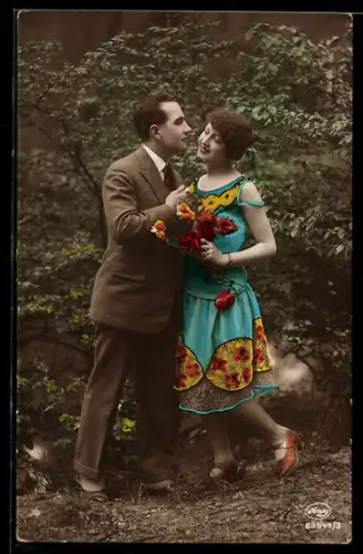 Foto-AK Amag Nr. 63944/3: Liebespaar mit Rosen