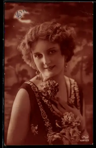 Foto-AK Amag Nr. 63613/2: Hübsches Fräulein mit Nelken