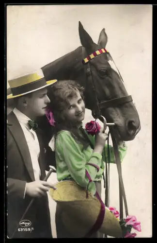 Foto-AK Amag: Pärchen mit einem Pferd und Rosen