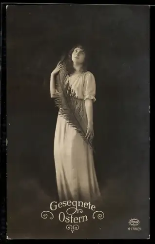 Foto-AK Amag Nr. 61720/5: Junge Frau im Kleid mit Palmblatt, Ostergruss
