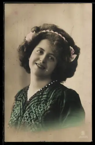 Foto-AK L.J. & F.F. Nr. 2583/6: Junge Dame mit Blumen-Haarschmuck