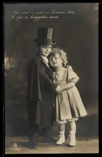 Foto-AK L.J. & F.F. Nr.: 2409/7: Mir wird so wohl in Deinem Arm..., Kleines Paar