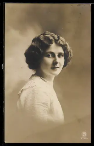 Foto-AK L.J. & F.F. Nr. 3397/4: Junge Dame mit onduliertem Haar