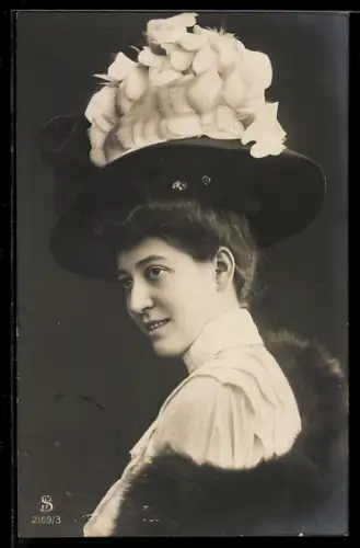Foto-AK L.J. & F.F. Nr. 2169/3: Junge Dame mit Hut und Pelzkragen