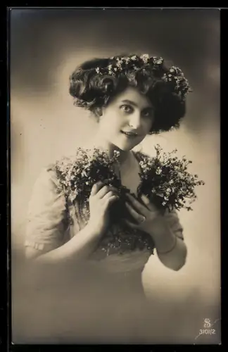 Foto-AK L.J. & F.F. Nr. 3101/2: Junge Dame mit Blumen