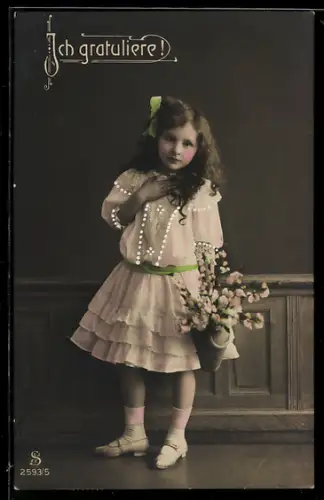 Foto-AK L.J. & F.F. Nr. 2593/5: Kleine Gratulantin mit Blumen