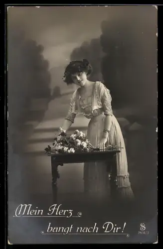 Foto-AK L.J. & F.F. Nr. 3416/3: Junge Dame mit Blumen auf Tischchen, Mein Herz bangt...