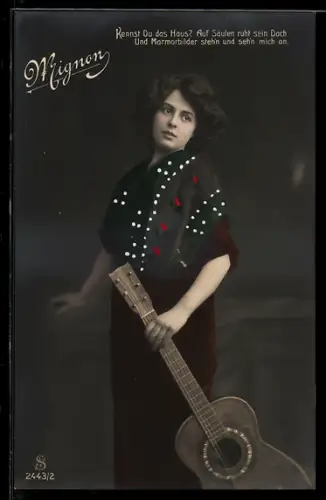 Foto-AK L.J. & F.F. Nr. 2443 /2: Mignon, Kennst du das Haus?..., Mädchen mit Gitarre