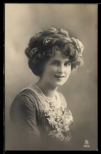 Foto-AK L.J. & F.F. Nr. 2911/5: Junge Dame mit Flechtfrisur u. Blumen