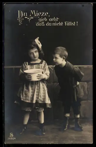 Foto-AK L.J. & F.F. Nr. 2692/4: Du Mieze, gieb acht..., Kleines Paar