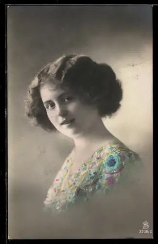 Foto-AK L.J. & F.F. Nr. 2708/6: Junge Dame in gemusterter Bluse