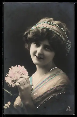 Foto-AK L.J. & F.F. Nr. 3160/6: Junge Dame mit Haarband und Blume