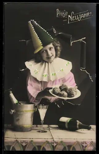 Foto-AK L.J. & F.F. Nr. 4219/5: Kleiner Harlekin mit Krapfen u. Sekt, Neujahrsgruss