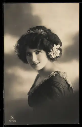 Foto-AK L.J. & F.F. Nr. 3275 /4: Junge Frau im grünen Kleid