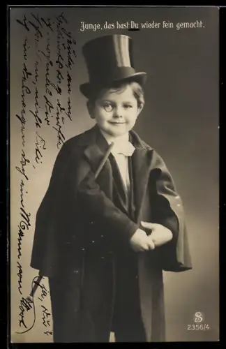 Foto-AK L.J. & F.F. Nr. 2356/4: Junge, das hast Du wieder fein gemacht, Kleiner Monokelträger mit Zylinder