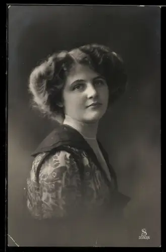 Foto-AK L.J. & F.F. Nr. 3593/6: Junge Dame mit ondulierten Haaren