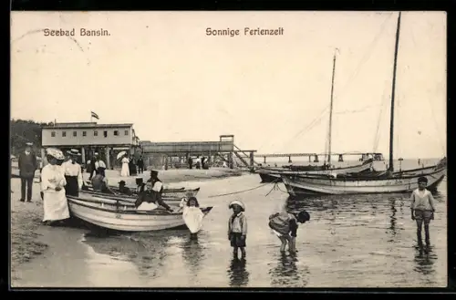 AK Bansin, Urlauber am Bad, auf Strand gezogene Ruderboote