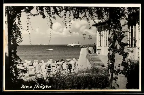 AK Binz /Rügen, Strand mit Strandkörben und Seebrücke