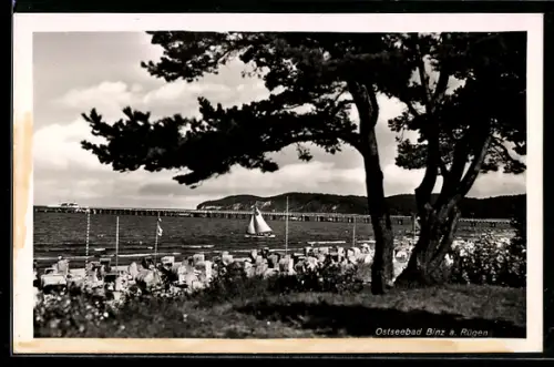 AK Binz a. Rügen, Strand, Seebrücke, Fernblick auf die Steilküste