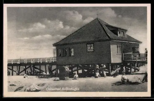 AK Boltenhagen, Strandhaus mit Uhr, Seebrücke, Strandansicht