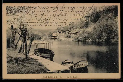 AK Bad Kösen i. Th., An der Saale, Bootsanleger, Flussufer, Villen im Hintergrund