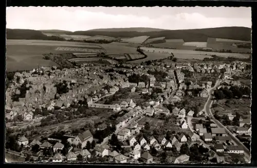 AK Blomberg /Lippe, Panoramaansicht der Stadt und umliegender Felder, Fliegeraufnahme