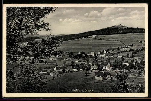 AK Seiffen i. Erzgeb., Gesamtansicht mit Kirche und umliegender Landschaft
