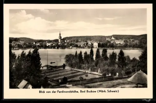 AK Bad Buckow /Märk. Schweiz, Blick von der Ferdinandshöhe auf See und Stadt