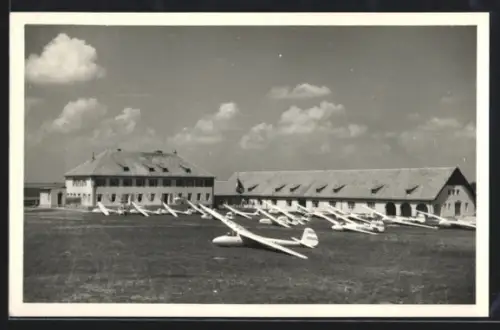 AK Bad Deutsch-Altenburg, Segelflugzeuge auf einer Wiese