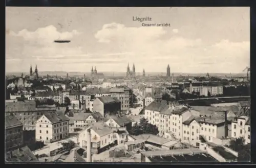 AK Liegnitz, Totalansicht aus der Vogelschau mit Zeppelin