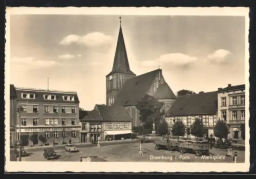 AK Dramburg, Marktplatz mit Hotel Stadt Dramburg und Kirche