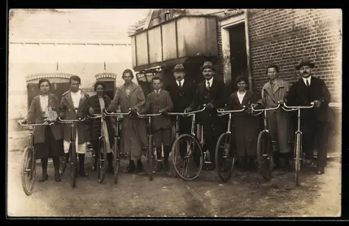 Foto-AK Gruppenaufnahme Frauen und Männer mit Fahrrad
