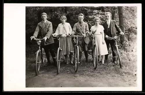 Foto-AK Gruppenaufnahme Frauen und Männer mit Fahrrad auf Waldweg