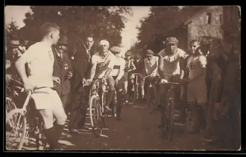 Foto-AK Radsportler nach einer Rennfahrt