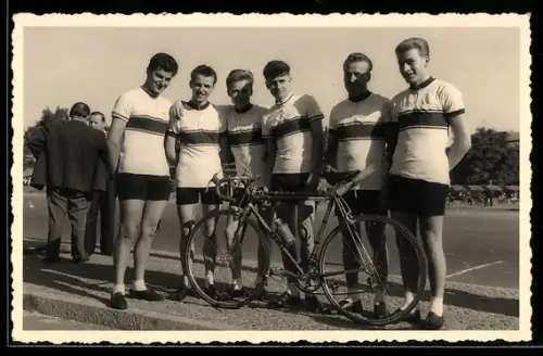 Foto-AK Radsportler mit Rennrad neben der Rennstrecke