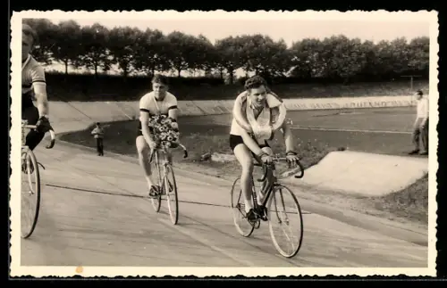 Foto-AK Radsportler auf Rennrad mit Siegerkranz