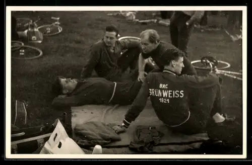 Foto-AK Radsportler vom Verein B.R.C. Grünweiss 1921 bei einer Pause
