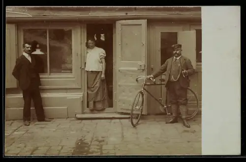 Foto-AK Herr mit Fahrrad vor einem Wohngebäude