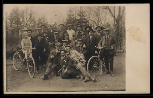 Foto-AK Gruppenaufnahme Herren mit Fahrrad und Blasinstrumenten